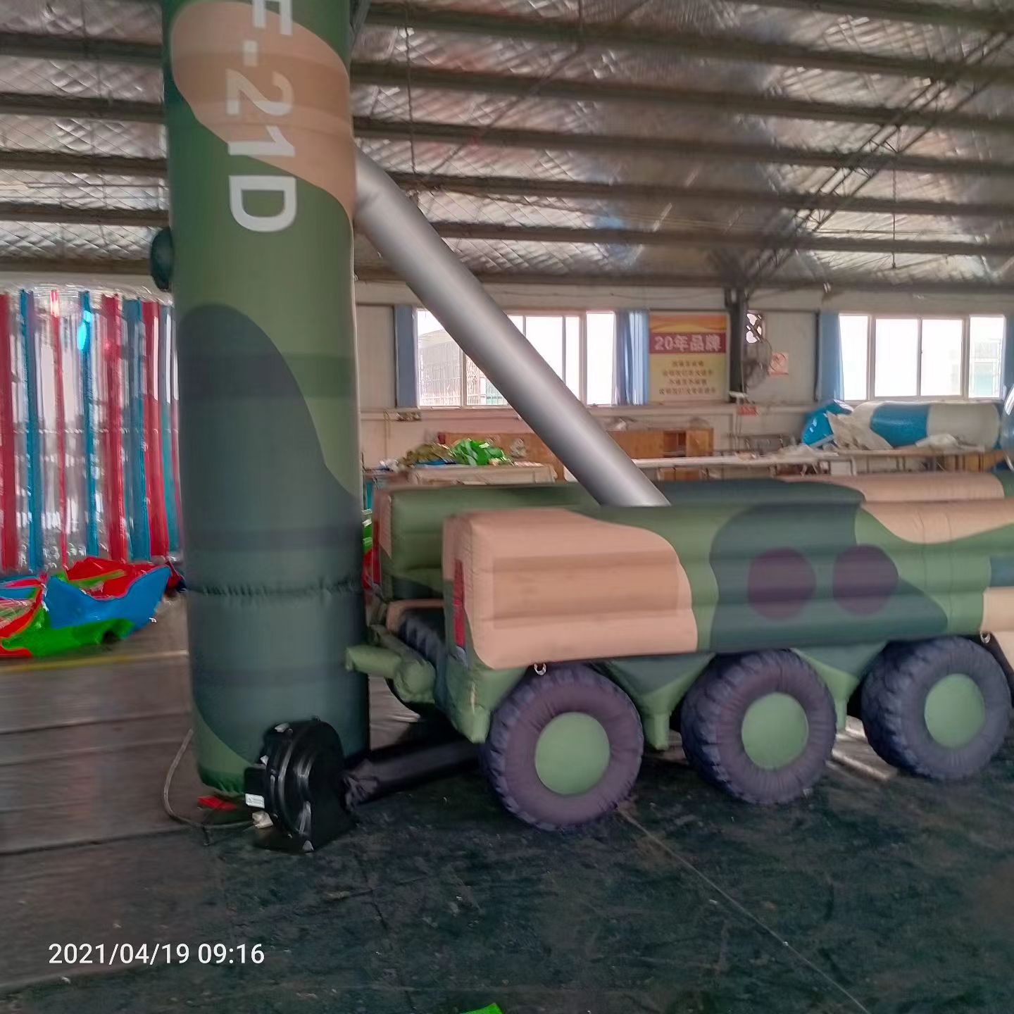 千山军事演习中的充气目标车辆：模拟发射车雷达车坦克飞机